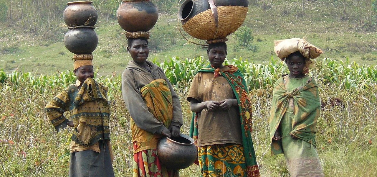 batwa women traditional pots 895293